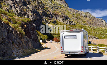 Motor home gratuit sur une route de montagne avec des vues spectaculaires Banque D'Images