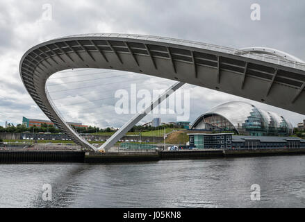 Le quai de Newcastle Upon Tyne, England, UK avec le Millenium Bridge et le Sage Banque D'Images