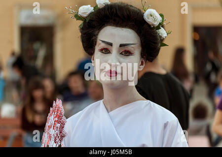 TIMISOARA, Roumanie - 31 mars 2017 : Geisha, femme en kimono traditionnel japonais à l'CheckArt Carnaval Banque D'Images