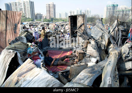 Accueil détruits dans l'incendie de taudis, damu nagar, kandivali, Mumbai, Maharashtra, Inde, Asie Banque D'Images