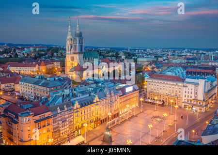 Zagreb. Cityscape de droit de Zagreb, Croatie pendant le crépuscule heure bleue. Banque D'Images