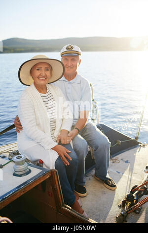 Mature couple enjoying summer vacation on yacht Banque D'Images