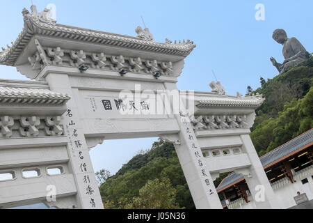 HONG KONG, l'île de Lantau, DEC 06, 2015 porte décorative en vue à une statue de Bouddha. Tian Tan Buddha sur la colline parlementaire. Banque D'Images