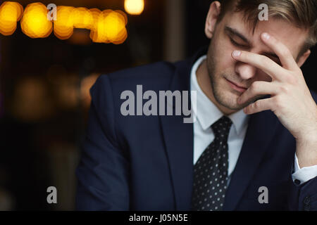 Portrait de jeune homme d'affaires fatigué et fermer les yeux à la recherche de sad Banque D'Images