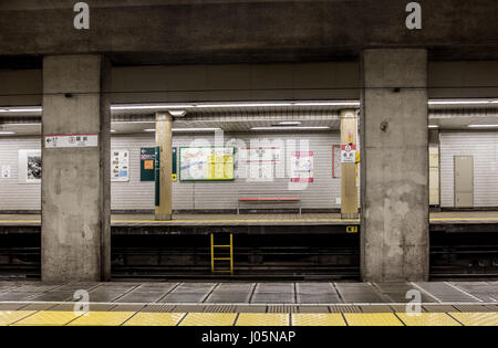 La station de métro vide à Tokyo, Japon. Plate-forme dans le métro, ligne Asakusa Kuramae. Banque D'Images