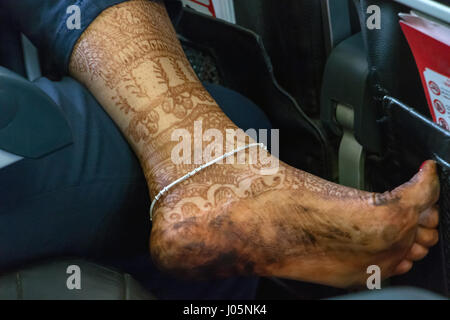 Détail peint pieds au henné. Ornement décoratif sur la peau des femmes indiennes. Banque D'Images