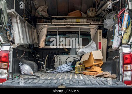 L'espace de chargement de camion avec des outils. Artisan de l'équipement dans un ramasseur. Location d'outils pour la réparation et la construction. Banque D'Images