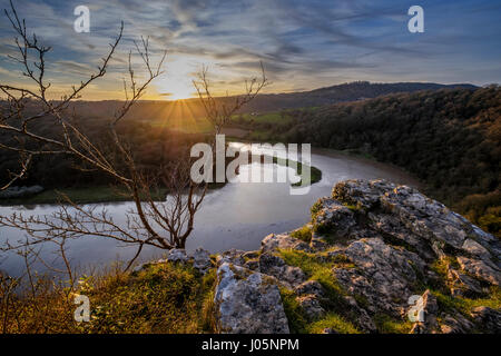 Vue sur Winter's Leap,Rivière Wye au coucher du soleil dans la Loire avec des falaises Banque D'Images