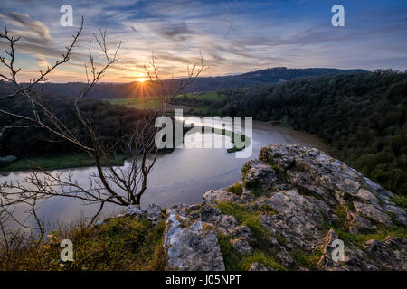 Vue sur Winter's Leap,Rivière Wye au coucher du soleil dans la Loire avec des falaises Banque D'Images