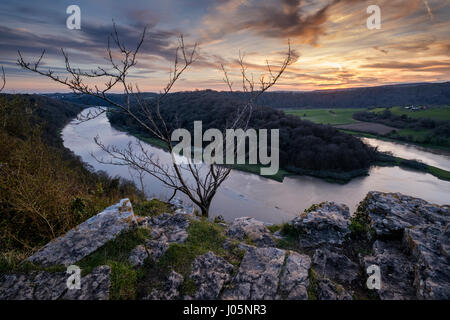 Vue sur Winter's Leap,Rivière Wye au coucher du soleil dans la Loire avec des falaises Banque D'Images