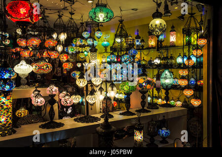 De la fenêtre de belles lampes à Istanbul, Turquie. Banque D'Images