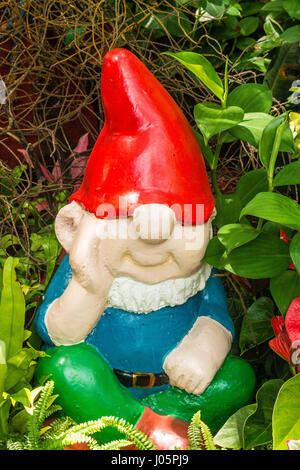 Nain de jardin entouré de plantes et arbres Banque D'Images