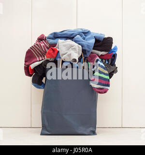 Sac de papier plein de chaussettes Banque D'Images