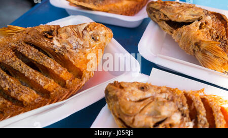 Tilapia frit à la case, poisson frit Banque D'Images