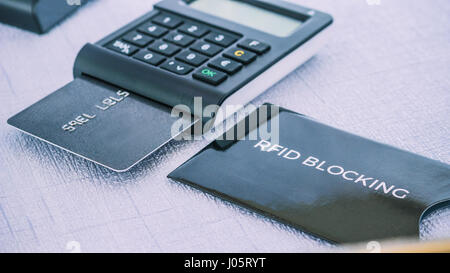 Manchon de protection pour la sécurité de carte de crédit la fraude, TAN100 avec carte sur terrain Banque D'Images