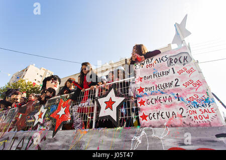 LIMASSOL, Chypre - 26 février : grand défilé de carnaval - une des personnes non identifiées, de tout âge, sexe et nationalité dans des costumes colorés pendant la carnaval de rue, le 26 février 2017 à Limassol, Chypre Banque D'Images