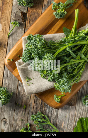 Matières organiques vert prêt à cuire avec Broccolini Banque D'Images