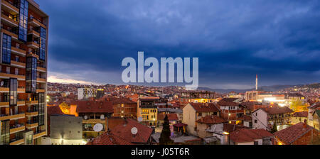 Prishtina Kosovo (Pristina) la nuit - Panorama Banque D'Images