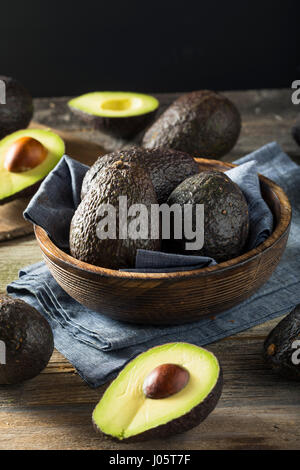 Avocats mûrs organique cru prêt à manger Banque D'Images