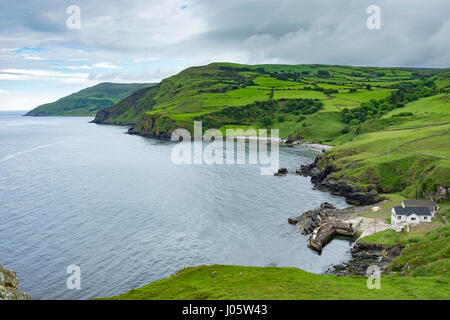 Green Hill et Runabay la tête sur Port-aleen Bay de Torr Head, dans le comté d'Antrim, Irlande du Nord, Royaume-Uni Banque D'Images