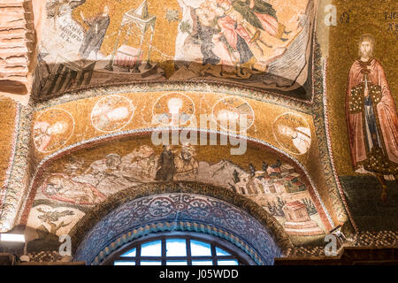 L'église du Saint Sauveur de Chora est une église grecque orthodoxe byzantin médiéval préservé comme un musée dans le quartier Edirnekapı d'Istanbul. Au 16ème siècle, pendant l'époque ottomane, l'église fut convertie en mosquée ; il est devenu un musée en 1948. L'intérieur de l'édifice est couvert de certaines des plus anciennes et des plus belles fresques et mosaïques byzantines survivant ; ils ont été découverts et restaurés après l'immeuble est laïcisé et transformé en un musée. Banque D'Images