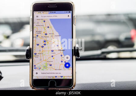 Chicago,IL,USA,Feb-21,2017 Smartphone,attaché à une voiture de location avec montage sur carte Google (pour un usage éditorial uniquement) Banque D'Images