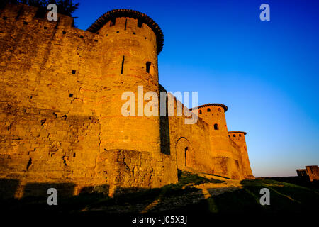 Les premiers rayons de l'aube du soleil frapper la Cité de Carcassonne, France - Site du patrimoine mondial de l'UNESCO Banque D'Images