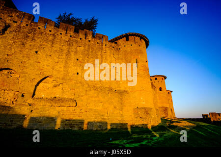 Les premiers rayons de l'aube du soleil frapper la Cité de Carcassonne, France - Site du patrimoine mondial de l'UNESCO Banque D'Images