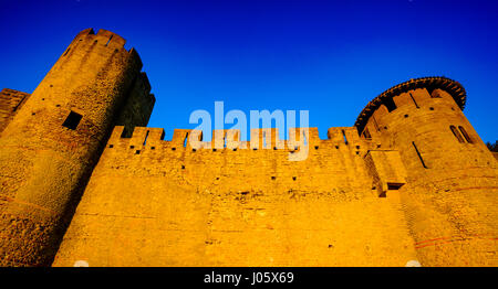 Les premiers rayons de l'aube du soleil frapper la Cité de Carcassonne, France - Site du patrimoine mondial de l'UNESCO Banque D'Images