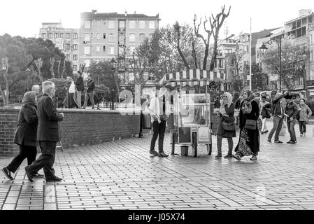 Fatih Belediyesi Park avec les réfugiés l'achat panier de bretzels. Banque D'Images