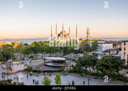 La Mosquée Sultan Ahmed ou Mosquée Sultan Ahmet est une mosquée historique situé à Istanbul, Turquie. Un site touristique populaire, la Mosquée Sultan Ahmed continue à fonctionner comme une mosquée aujourd'hui. La Mosquée Bleue, comme c'est généralement connu, a été construit entre 1609 et 1616 pendant le règne de Ahmed I. La nuit la mosquée est baigné de lumières bleu comme la mosquée du châssis principal de cinq dômes, six minarets et huit dômes secondaires. Banque D'Images