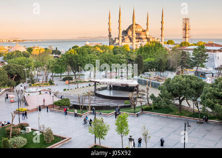 La Mosquée Sultan Ahmed ou Mosquée Sultan Ahmet est une mosquée historique situé à Istanbul, Turquie. Un site touristique populaire, la Mosquée Sultan Ahmed continue à fonctionner comme une mosquée aujourd'hui. La Mosquée Bleue, comme c'est généralement connu, a été construit entre 1609 et 1616 pendant le règne de Ahmed I. La nuit la mosquée est baigné de lumières bleu comme la mosquée du châssis principal de cinq dômes, six minarets et huit dômes secondaires. Banque D'Images