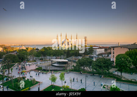 La Mosquée Sultan Ahmed ou Mosquée Sultan Ahmet est une mosquée historique situé à Istanbul, Turquie. Un site touristique populaire, la Mosquée Sultan Ahmed continue à fonctionner comme une mosquée aujourd'hui. La Mosquée Bleue, comme c'est généralement connu, a été construit entre 1609 et 1616 pendant le règne de Ahmed I. La nuit la mosquée est baigné de lumières bleu comme la mosquée du châssis principal de cinq dômes, six minarets et huit dômes secondaires. Banque D'Images