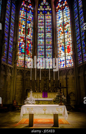 Vitraux dans l'intérieur de la Basilique Saint Nazaire dans la cité médiévale de Carcassonne, France Banque D'Images