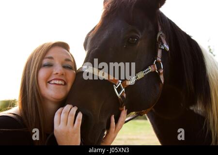 Girl smiling with horse Banque D'Images