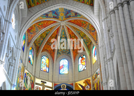 Détail du toit peint de la cathédrale d'Almundena, Madrid, Espagne. Banque D'Images