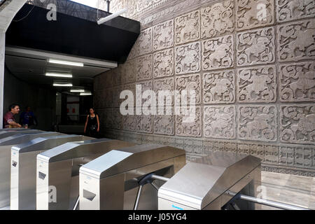 Les carreaux muraux de la station de métro Insurgentes à Mexico City, Mexique Banque D'Images