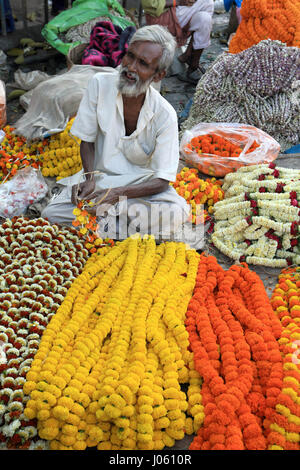 Vendeuse de fleurs à l'extérieur du temple, Kolkata, Bengale occidental, Inde, Asie Banque D'Images