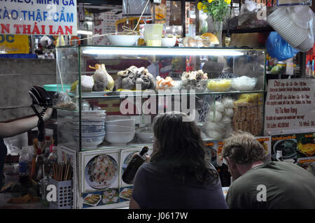 HO CHI MINH, VIETNAM - 15 février 2013 : différents types de viandes et d'aliments de rue asiatique pour la vente dans les rues de Saigon, Vietnam Banque D'Images