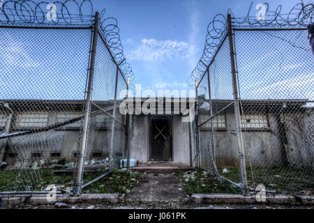 Barbelés menant au couloir de la mort. La hantise de l'animé reste une fois prison utilisée pour le film Hollywood's Green Mile ainsi que les enregistrements de Johnny Cash a été capturé par un explorateur urbain. Ces images fantasmagoriques, mentionnons l'intérieur d'un à plusieurs étages rouillé bloc cellulaire, un système téléphonique et un étrange chambre d'exécution. Une autre photo montre un entrepôt rempli de la combinaison de travail mis au rebut des détenus et des boîtes en carton. D'autres images de la collection, mettre en évidence la façon dont l'hôpital de la prison une fois utilisé et l'équipement dentaire ont été oubliées puisqu'il a fermé ses portes aux criminels plus de Banque D'Images