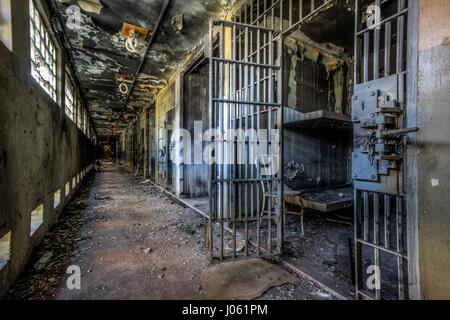 L'intérieur de la prison de cellules perdues. La hantise de l'animé reste une fois prison utilisée pour le film Hollywood's Green Mile ainsi que les enregistrements de Johnny Cash a été capturé par un explorateur urbain. Ces images fantasmagoriques, mentionnons l'intérieur d'un à plusieurs étages rouillé bloc cellulaire, un système téléphonique et un étrange chambre d'exécution. Une autre photo montre un entrepôt rempli de la combinaison de travail mis au rebut des détenus et des boîtes en carton. D'autres images de la collection, mettre en évidence la façon dont l'hôpital de la prison une fois utilisé et l'équipement dentaire ont été oubliées puisqu'il a fermé ses portes aux criminels plus de twen Banque D'Images