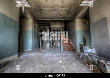 Un fauteuil roulant est toujours perdu dans le couloir oublié. La hantise de l'animé reste une fois prison utilisée pour le film Hollywood's Green Mile ainsi que les enregistrements de Johnny Cash a été capturé par un explorateur urbain. Ces images fantasmagoriques, mentionnons l'intérieur d'un à plusieurs étages rouillé bloc cellulaire, un système téléphonique et un étrange chambre d'exécution. Une autre photo montre un entrepôt rempli de la combinaison de travail mis au rebut des détenus et des boîtes en carton. D'autres images de la collection, mettre en évidence la façon dont l'hôpital de la prison une fois utilisé et l'équipement dentaire ont été oubliées puisqu'il a fermé ses portes Banque D'Images