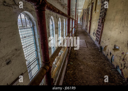 L'intérieur de la prison de cellules perdues. La hantise de l'animé reste une fois prison utilisée pour le film Hollywood's Green Mile ainsi que les enregistrements de Johnny Cash a été capturé par un explorateur urbain. Ces images fantasmagoriques, mentionnons l'intérieur d'un à plusieurs étages rouillé bloc cellulaire, un système téléphonique et un étrange chambre d'exécution. Une autre photo montre un entrepôt rempli de la combinaison de travail mis au rebut des détenus et des boîtes en carton. D'autres images de la collection, mettre en évidence la façon dont l'hôpital de la prison une fois utilisé et l'équipement dentaire ont été oubliées puisqu'il a fermé ses portes aux criminels plus de twen Banque D'Images