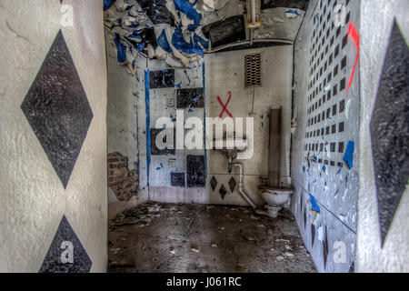 L'intérieur de la prison de cellules perdues. La hantise de l'animé reste une fois prison utilisée pour le film Hollywood's Green Mile ainsi que les enregistrements de Johnny Cash a été capturé par un explorateur urbain. Ces images fantasmagoriques, mentionnons l'intérieur d'un à plusieurs étages rouillé bloc cellulaire, un système téléphonique et un étrange chambre d'exécution. Une autre photo montre un entrepôt rempli de la combinaison de travail mis au rebut des détenus et des boîtes en carton. D'autres images de la collection, mettre en évidence la façon dont l'hôpital de la prison une fois utilisé et l'équipement dentaire ont été oubliées puisqu'il a fermé ses portes aux criminels plus de twen Banque D'Images