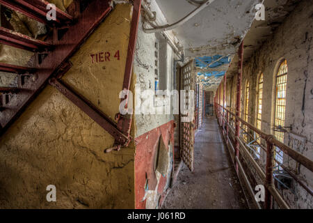 L'intérieur de la prison de cellules perdues. La hantise de l'animé reste une fois prison utilisée pour le film Hollywood's Green Mile ainsi que les enregistrements de Johnny Cash a été capturé par un explorateur urbain. Ces images fantasmagoriques, mentionnons l'intérieur d'un à plusieurs étages rouillé bloc cellulaire, un système téléphonique et un étrange chambre d'exécution. Une autre photo montre un entrepôt rempli de la combinaison de travail mis au rebut des détenus et des boîtes en carton. D'autres images de la collection, mettre en évidence la façon dont l'hôpital de la prison une fois utilisé et l'équipement dentaire ont été oubliées puisqu'il a fermé ses portes aux criminels plus de twen Banque D'Images