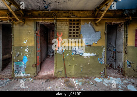 L'intérieur de la prison de cellules perdues. La hantise de l'animé reste une fois prison utilisée pour le film Hollywood's Green Mile ainsi que les enregistrements de Johnny Cash a été capturé par un explorateur urbain. Ces images fantasmagoriques, mentionnons l'intérieur d'un à plusieurs étages rouillé bloc cellulaire, un système téléphonique et un étrange chambre d'exécution. Une autre photo montre un entrepôt rempli de la combinaison de travail mis au rebut des détenus et des boîtes en carton. D'autres images de la collection, mettre en évidence la façon dont l'hôpital de la prison une fois utilisé et l'équipement dentaire ont été oubliées puisqu'il a fermé ses portes aux criminels plus de twen Banque D'Images