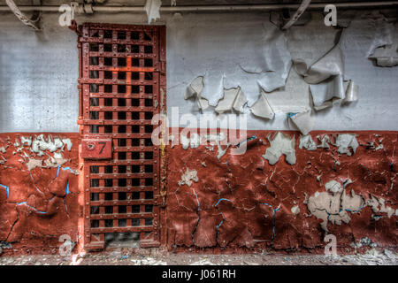 L'intérieur de la prison de cellules perdues. La hantise de l'animé reste une fois prison utilisée pour le film Hollywood's Green Mile ainsi que les enregistrements de Johnny Cash a été capturé par un explorateur urbain. Ces images fantasmagoriques, mentionnons l'intérieur d'un à plusieurs étages rouillé bloc cellulaire, un système téléphonique et un étrange chambre d'exécution. Une autre photo montre un entrepôt rempli de la combinaison de travail mis au rebut des détenus et des boîtes en carton. D'autres images de la collection, mettre en évidence la façon dont l'hôpital de la prison une fois utilisé et l'équipement dentaire ont été oubliées puisqu'il a fermé ses portes aux criminels plus de twen Banque D'Images