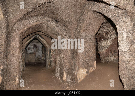 Royaume-uni : EERIE images révèlent les vestiges d'un temple païen souterrain du 18ème siècle qui ont pu être utilisés pour des rituels occultes et a été scellé et gauche à effriter. La hantise des coups de montrer une série de passages souterrains, des colonnes ornées de graffitis et de gravats qui s'est effondré à partir du toit du temple. D'autres tirs atmosphériques, à partir de cet emplacement près de Hagley dans le Worcestershire, montrent un autel de style romain. Les magnifiques photos ont été prises par conseiller en vente, Jason Kirkham (44). De prendre ses photos, Jason a utilisé un Canon 5D Mark 3 appareil photo. Jason Kirkham / mediadrum Banque D'Images