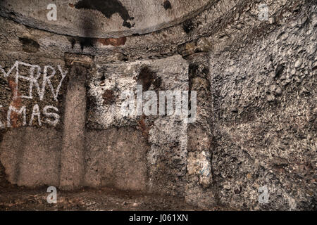 Royaume-uni : EERIE images révèlent les vestiges d'un temple païen souterrain du 18ème siècle qui ont pu être utilisés pour des rituels occultes et a été scellé et gauche à effriter. La hantise des coups de montrer une série de passages souterrains, des colonnes ornées de graffitis et de gravats qui s'est effondré à partir du toit du temple. D'autres tirs atmosphériques, à partir de cet emplacement près de Hagley dans le Worcestershire, montrent un autel de style romain. Les magnifiques photos ont été prises par conseiller en vente, Jason Kirkham (44). De prendre ses photos, Jason a utilisé un Canon 5D Mark 3 appareil photo. Jason Kirkham / mediadrum Banque D'Images