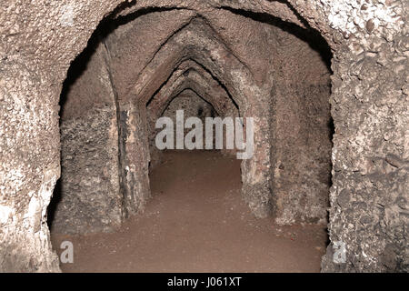 Royaume-uni : EERIE images révèlent les vestiges d'un temple païen souterrain du 18ème siècle qui ont pu être utilisés pour des rituels occultes et a été scellé et gauche à effriter. La hantise des coups de montrer une série de passages souterrains, des colonnes ornées de graffitis et de gravats qui s'est effondré à partir du toit du temple. D'autres tirs atmosphériques, à partir de cet emplacement près de Hagley dans le Worcestershire, montrent un autel de style romain. Les magnifiques photos ont été prises par conseiller en vente, Jason Kirkham (44). De prendre ses photos, Jason a utilisé un Canon 5D Mark 3 appareil photo. Jason Kirkham / mediadrum Banque D'Images